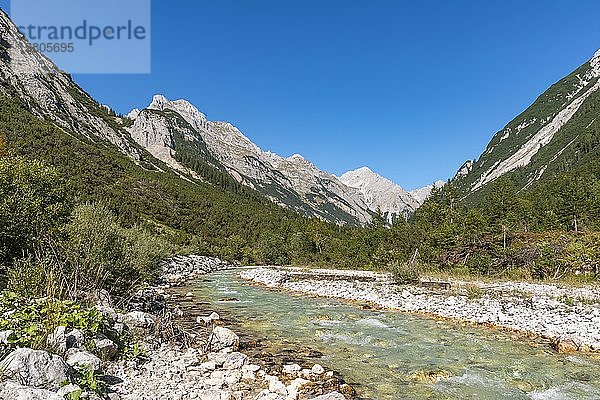 Blick auf das Karwendeltal mit Bergspitzen  Karwendelbach  Tirol  Österreich  Europa