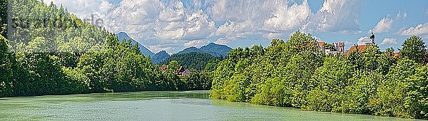 Wild- und Gebirgsfluss Lech mit hohem Schloss  Füssen  Bayern  Deutschland  Europa