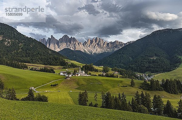 Kirche St. Magdalena und Felder  Villnößtal  im Hintergrund Geislergruppe mit Sass Rigais  St. Magdalena  Bozen  Südtirol  Italien  Europa