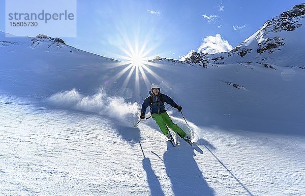 Skifahrer mit Tourenski beim Skifahren im Schnee  Skitour Geierspitze  Wattentaler Lizum  Tuxer Alpen  Tirol  Österreich  Europa