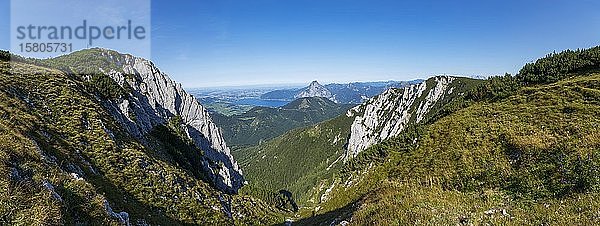 Höllengebirge  Feuerkogel  Blick auf den Traunsee und Traunstein  links Alderfeldkogel  Ebensee  Salzkammergut  Oberösterreich  Österreich  Europa
