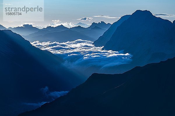 Blaue Stunde mit Lechtaler Alpen und kleinen Wolken  Berwang  Lechtal  Außerfern  Tirol  Österreich  Europa
