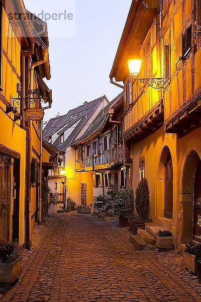Altstadtgässchen im Abendlicht  Eguisheim  Elsass  Frankreich  Europa