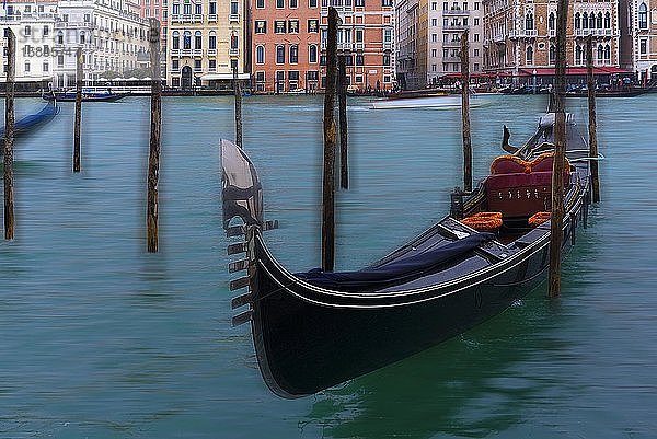 An Pfählen befestigte Gondel auf dem Canal Grande  hinter Häuserfassaden  Venedig  Venetien  Italien  Europa