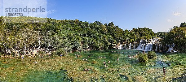 Touristen beim Baden am Wasserfall Skradinski Buk  Nationalpark Krka  Region Sibenik-Knees  Dalmatien  Kroatien  Europa