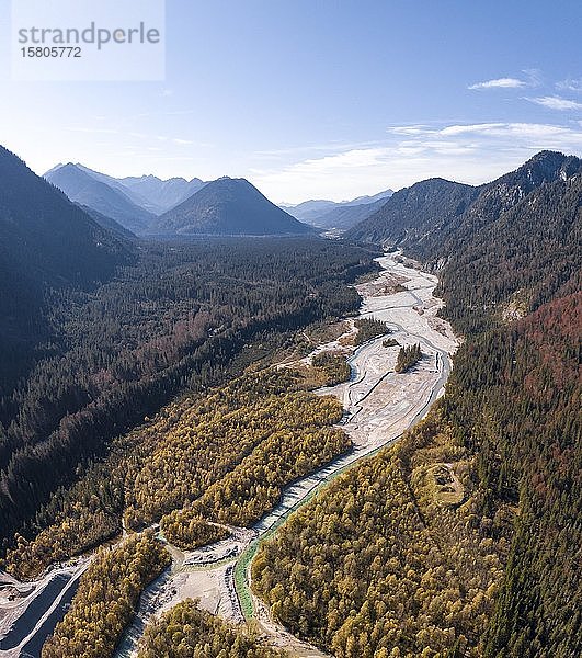 Luftaufnahme  natürliches Flussbett der oberen Isar  Wildflusslandschaft Isartal  Bayern  Deutschland  Europa