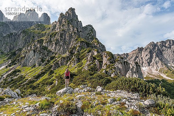 Junge Frau blickt über Landschaft  Schroffe Gipfel  Berge  Armkarwand  Große Bischofsmütze  Salzkammergut  Oberösterreich  Österreich  Europa