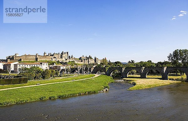 Fluss Aude  UNESCO-Welterbe  Mittelalterliche Festungsstadt  Carcassonne  Departement Aude  Languedoc-Rousillon  Frankreich  Europa