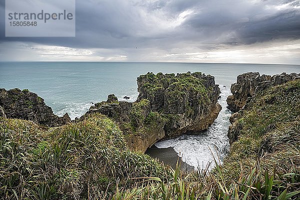 Bucht mit Sandsteinfelsen  Felsformation Pancake Rocks  Paparoa National Park  Punakaiki  Westküste  Südinsel  Neuseeland  Ozeanien