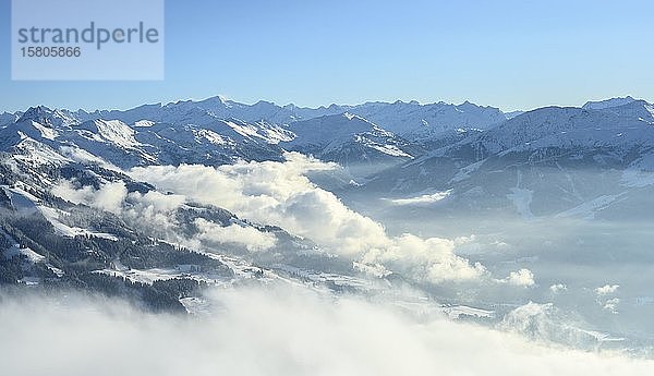 Blick von der Hohen Salve ins Windautal  Bergpanorama im Winter  bewölktes Tal  Skigebiet SkiWelt Wilder Kaiser Brixental  Brixen im Thale  Tirol  Österreich  Europa