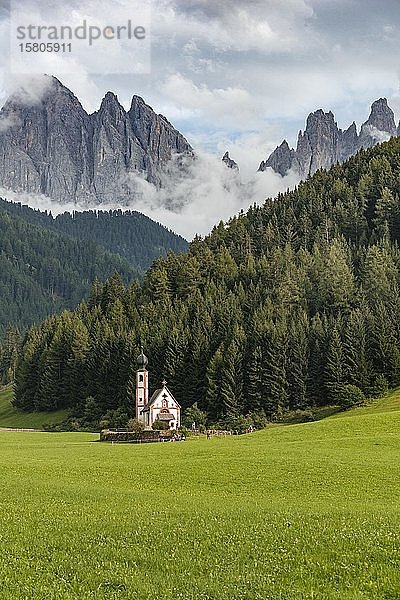 Kirche St. Johann in Ranui  St. Johann  Johanniskapelle  Geisler-Gruppe  Villnößtal  St. Magdalena  Bozen  Südtirol  Italien  Europa