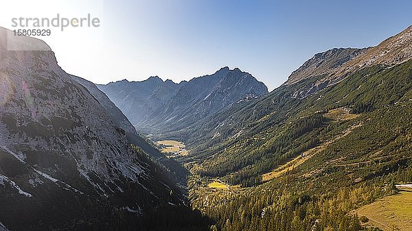 Blick auf das Karwendeltal mit den Berggipfeln Karwendelspitze und Hochkarspitze  Tirol  Österreich  Europa