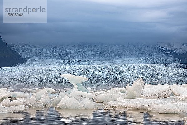 Gletschersee Fjallsarlon  Eisberge mit Gletscher  Vatnajökull National Park  Hornafjörður  Südisland  Island  Europa