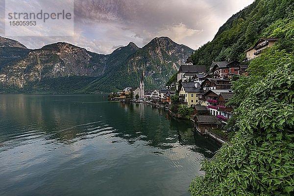 Ortsansicht Hallstatt mit Kirche  Hallstätter See  Salzkammergut  Kulturlandschaft Hallstatt-Dachstein SalzkammergutOberösterreich  Österreich  Europa