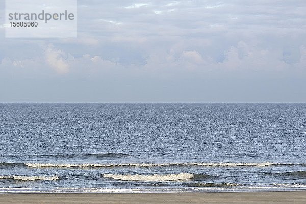 Auslaufende Wellen am Sandstrand  Nordsee  Norderney  Ostfriesische Inseln  Niedersachsen  Deutschland  Europa
