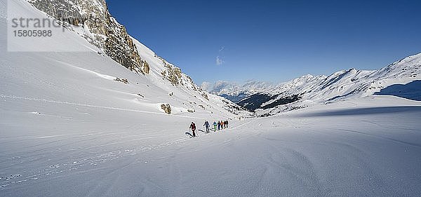 Gruppe von Skitourengehern  Aufstieg zur Geierspitze  Wattentaler Lizum  Tuxer Alpen  Tirol  Österreich  Europa