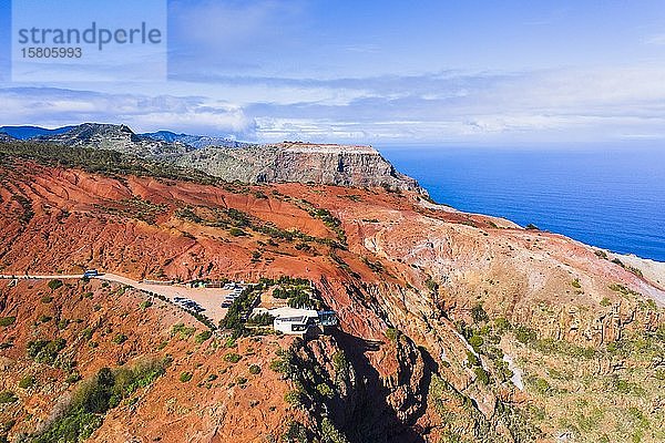 Aussichtspunkt Mirador de Abrante mit Skywalk  erodierter Berghang mit roter Erde  bei Agulo  Drohnenfoto  La Gomera  Kanarische Inseln  Spanien  Europa