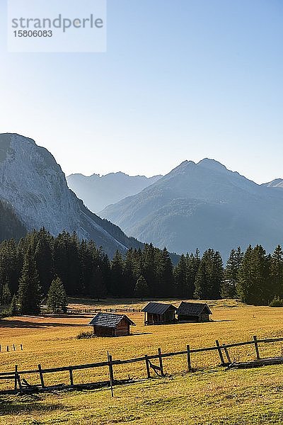 Almhütten auf einer Wiese  Alpine Landschaft  Ehrwalder Alm  Mieminger Kette  Tirol  Österreich  Europa