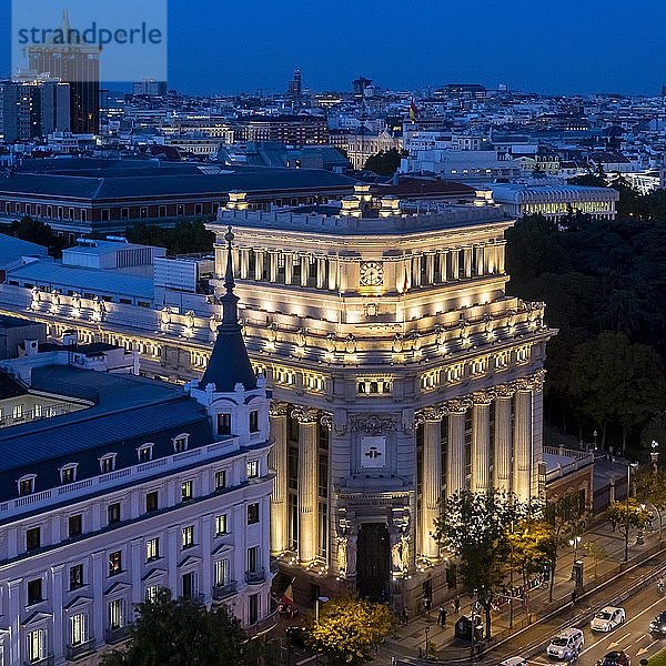Hauptsitz  Hauptsitz  des spanischen Kulturinstituts  Institut  Instituto Cervantes  bei Nacht  Madrid  Spanien  Europa