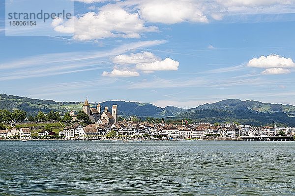 Zürichsee mit Blick auf Rapperswill  Altstadt und Schloss  Kanton St. Gallen  Schweiz  Europa