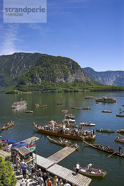 Fronleichnamsprozession am Hallstätter See  Hallstatt  Salzkammergut  Oberösterreich  Österreich  Europa