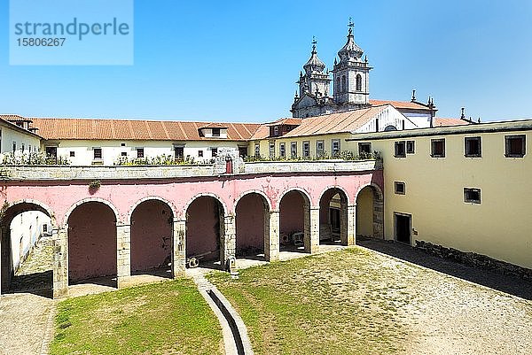 Kloster  Innenhof und Kirche St. Martin von Tibaes  Braga  Minho  Portugal  Europa