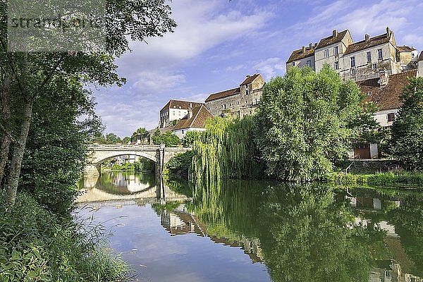 Fluss Ognon und Blick auf die Altstadt  Pesmes  Département Haute-Saône  Frankreich  Europa