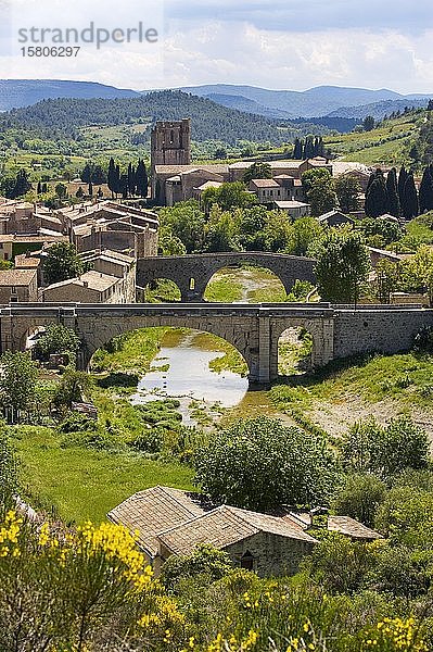 Lagrasse  Abtei von Sainte Marie de Lagrasse auch Saint d Orbieu in der Weinbauregion Corbieres  Departement Aude  Languedoc-Roussillon  Frankreich  Europa