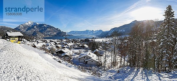 Blick auf Sankt Gilgen am Wolfgangsee mit Schafberg  Salzkammergut  Österreich  Europa