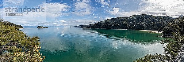 Blick auf die Stillwell Bay vom Abel Tasman Coastal Track  Abel Tasman National Park  Tasman  Südinsel  Neuseeland  Ozeanien