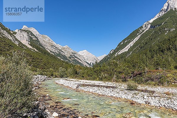 Blick auf das Karwendeltal mit Bergspitzen  Karwendelbach  Tirol  Österreich  Europa