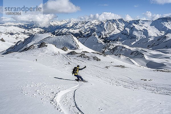 Snowboarder mit Splitboard fährt im Schnee  Skitour Geierspitze  Wattentaler Lizum  Tuxer Alpen  Tirol  Österreich  Europa
