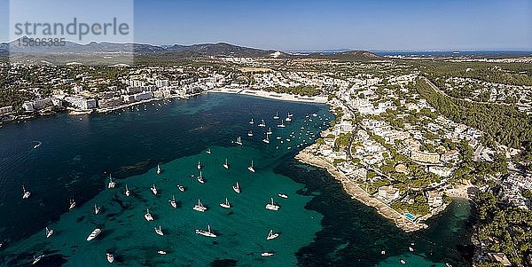 Luftaufnahme  Blick auf Santa Ponca und den Yachthafen von Santa Ponca  hinter der Serra de Tramuntana  Mallorca  Balearen  Spanien  Europa