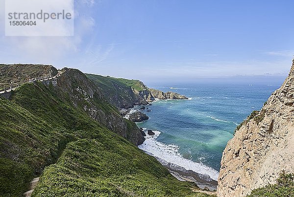 Blick von der Kanalinsel Sark auf Little Sark  Kanalinseln  Vereinigtes Königreich  Europa