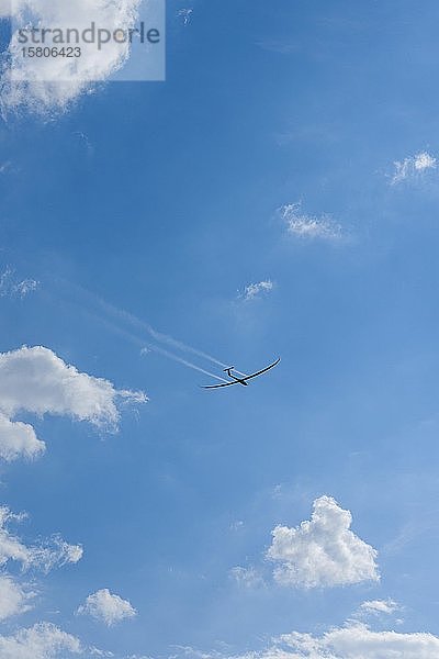 Segelflugzeug im Landeanflug bei bewölktem Himmel  Deutschland  Europa