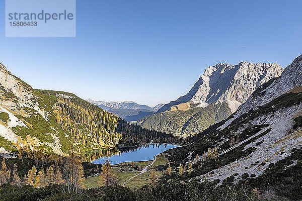 Blick auf den Seebensee  hinter der Zugspitze  Ehrwald  Mieminger Kette  Tirol  Österreich  Europa