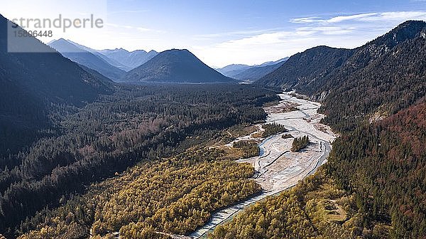 Luftaufnahme  natürliches Flussbett der oberen Isar  Wildflusslandschaft Isartal  Bayern  Deutschland  Europa