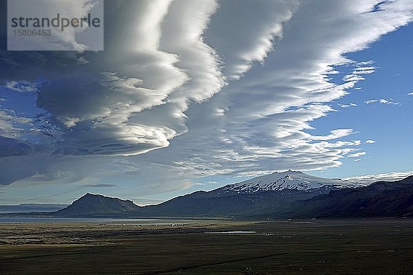 Wolkenformation über dem Snæfellsjökull oder Snaefellsjökull  in der Nähe von Arnarstapi  Snæfellsnes Halbinsel  Snaefellsnes  Westisland  Island  Europa