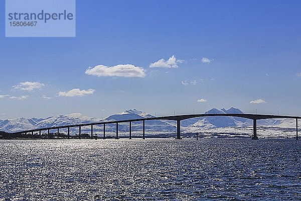 Sandnessundbrücke über den Sandnessund im Gegenlicht  Berglandschaft  Tromsø  Troms  Norwegen  Europa