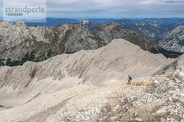 Wanderer auf Wanderweg zur Birkkarspitze  Geröllfeld  Karwendeltal  Tirol  Österreich  Europa