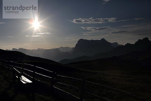 Traumhafter Sonnenaufgang am Schlernhaus  Schlern  Südtiroler Dolomiten  Südtirol  Italien  Europa