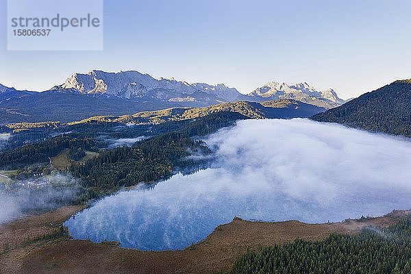 Nebelschwaden über dem Barmsee bei Krün  Wettersteingebirge mit Wettersteinwand und Zugspitze  Werdenfelser Land  Drohnenaufnahme  Oberbayern  Bayern  Deutschland  Europa