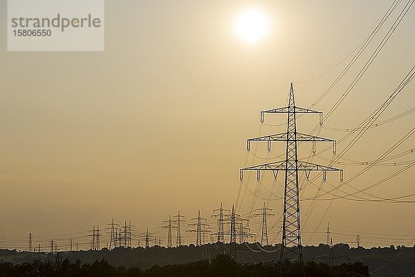 Stromleitungen  Übertragungsleitungen  Hochspannungsmasten  Baden-Württemberg  Deutschland  Europa