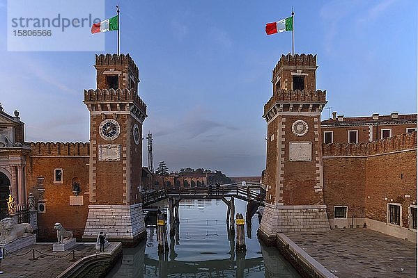 Das Tor Ingresso all'Acqua des Arsenals im Abendlicht  Venedig  Venetien  Italien  Europa