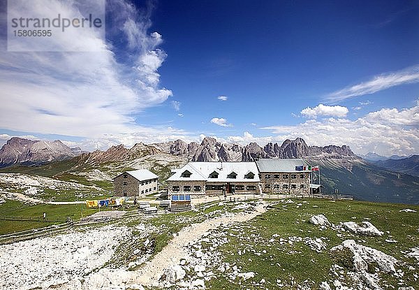 Traumwetter auf dem Schlernhaus mit Blick auf den Rosengarten  Südtiroler Dolomiten  Südtirol  Italien  Europa