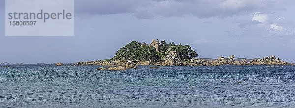 Ile de Costaeres vom Plage de Tourony aus gesehen  Ploumanac'h  Département Côtes-d'Armor  Frankreich  Europa