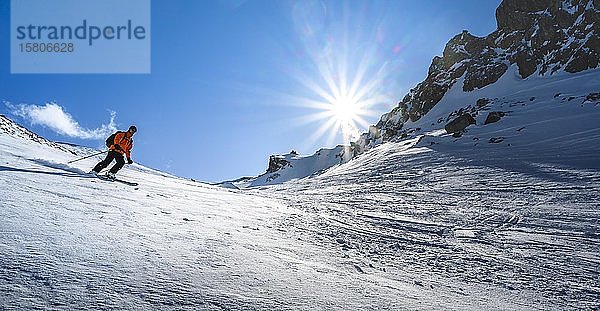 Skifahrer mit Tourenski beim Skifahren im Schnee  Skitour Geierspitze  Wattentaler Lizum  Tuxer Alpen  Tirol  Österreich  Europa