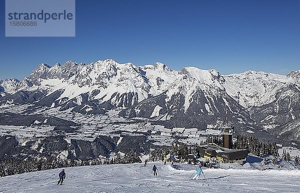 Skigebiet Planai mit Blick auf die Bergstation und das Dachsteinmassiv  Schladming  Steiermark  Österreich  Europa