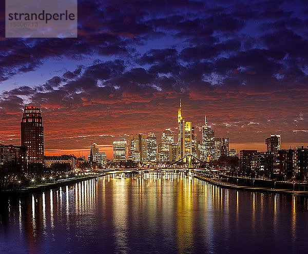 Skyline im Nachglühen  Frankfurt am Main  Hessen  Deutschland  Europa