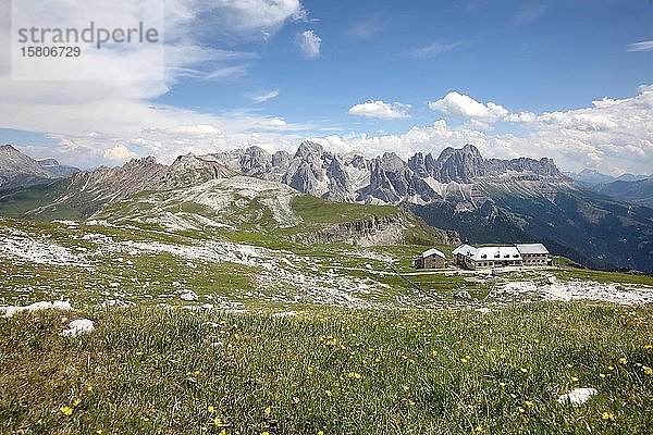 Traumwetter auf dem Schlern  Blick auf das Schlernhaus und den Rosengarten  Südtiroler Dolomiten  Südtirol  Italien  Europa